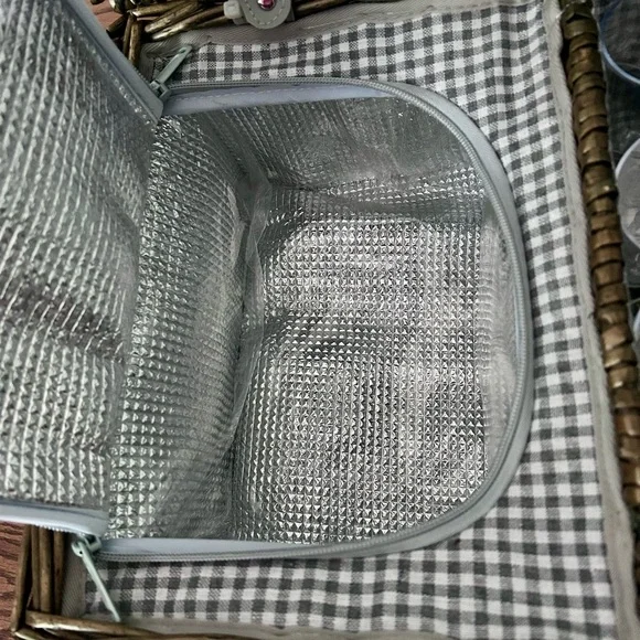 Picnic Basket for 4 People. Complete with Built-in Insulated Compartment - Picture 5 of 13
